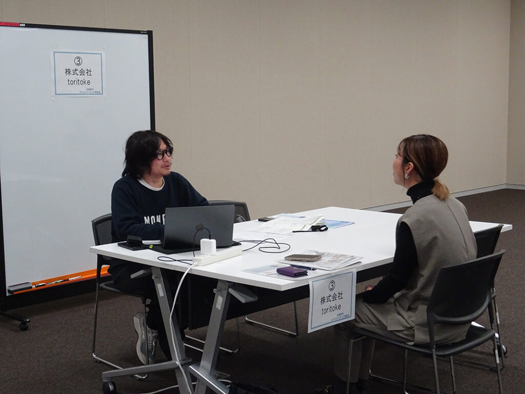 株式会社toritoke様ご担当者と面談するワーカー