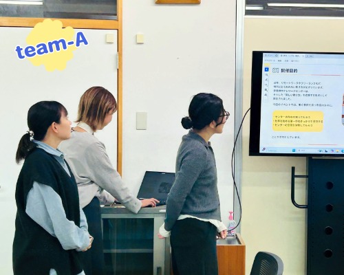 チームAのプレゼンの様子