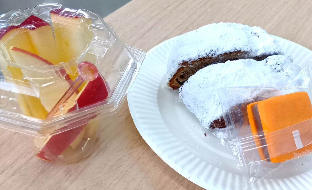 おやつのシュトーレンとりんごのスティック