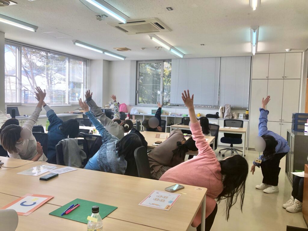 座りながらヨガのポーズ