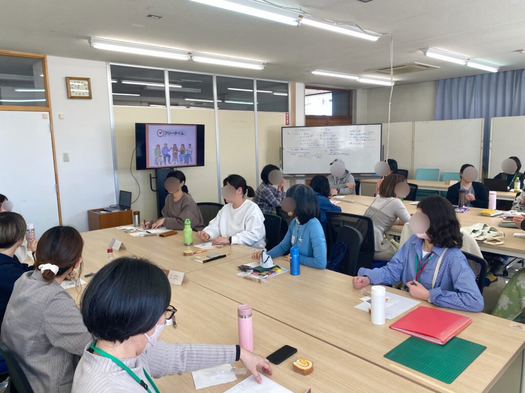 スイーツを楽しみながら交流する参加者